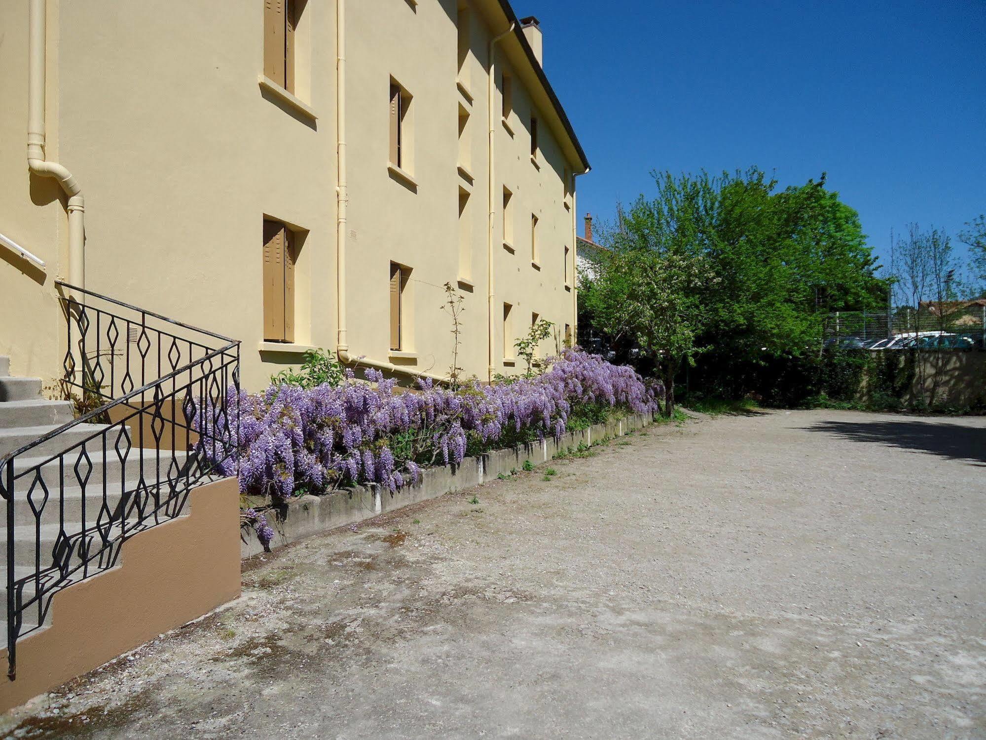 Hotel Des Voyageurs Millau Exterior photo